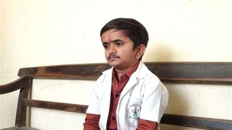 Meet Dr Ganesh Baraiya World S Shortest Doctor Hailing From Gujarat