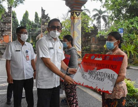 Ringankan Beban Warga Pemkot Denpasar Serahkan Bantuan