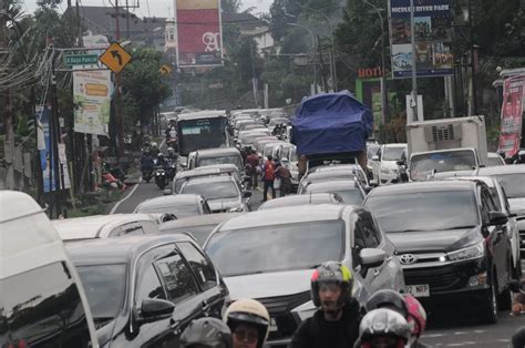 Parah 11 Jam Pengendara Terjebak Kemacetan Di Jalan Raya Puncak Bogor