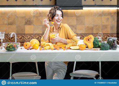 Mulher Comendo Pudim De Chia Na Cozinha Imagem De Stock Imagem De