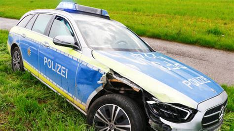 40 000 Euro Schaden Und Zwei Verletzte Nach Unfall Mit Polizeiauto Bei