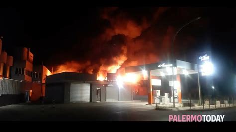 Il Boato E Poi Le Fiamme Grosso Incendio In Un Capannone Di Via Ugo La