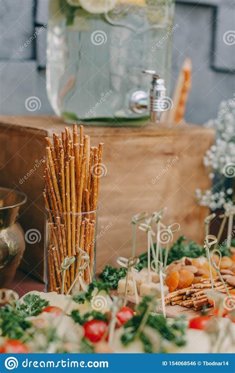 Tabela De Banquete De Abastecimento Belamente Decorada Os Petiscos