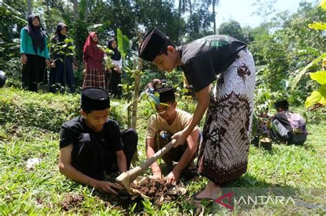 Peduli Lingkungan Ponpes Al Musthofa Tebuireng 16 Temanggung Lakukan