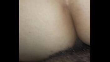 SESSO ANALE AL MARITO CUCKOLD PIACE SUCCHIARE LA VAGINA MENTRE L AMANTE LA SCOPA NEL CULO