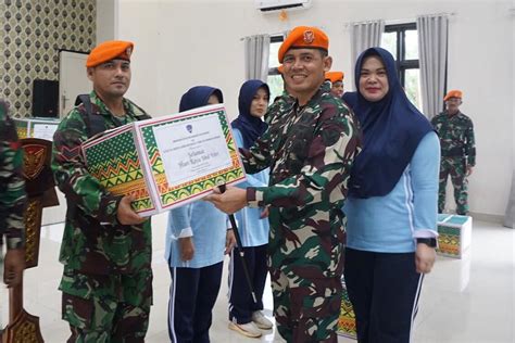 Danyonko Kopasgat Bagikan Bingkisan Lebaran Kepada Prajurit