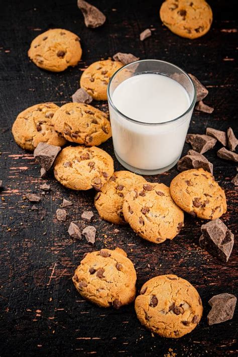 Galletas Caseras Con Trozos De Chocolate De Leche Y Un Vaso De Leche