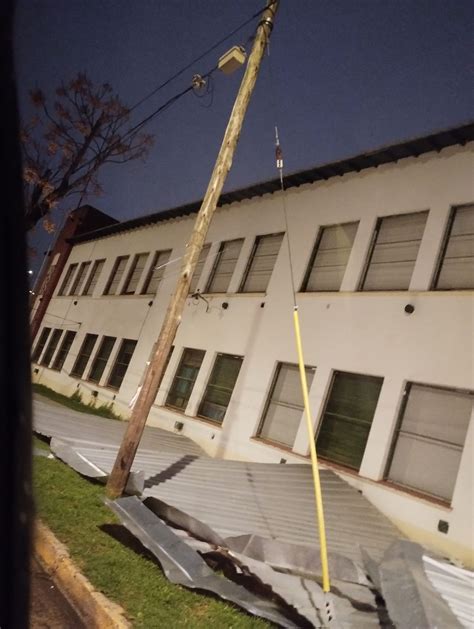 El Palomar el temporal voló el techo de una escuela