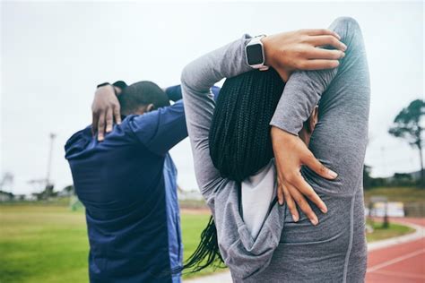 Remise En Forme Et Couple Noir Tirant Les Bras L Ext Rieur Pour La