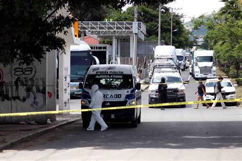 Hieren a balazos a un chofer de Urvan del transporte público en