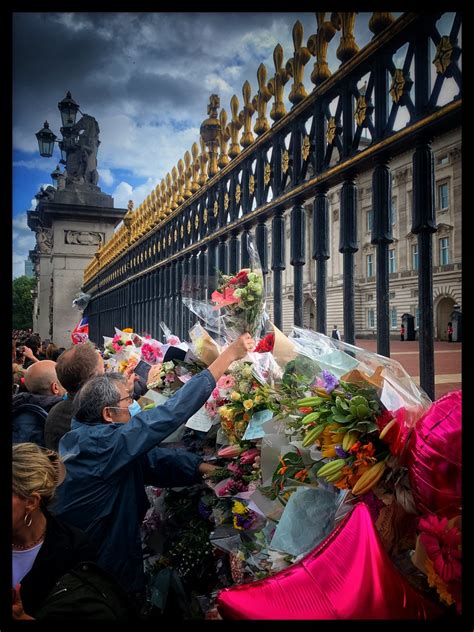 Tribute To HM Queen Elizabeth II At Buckingham Palace Flickr