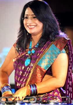 Malayalam TV Anchor Dr Lakshmi Nair Hot Stills And Biography Miss Maalathy