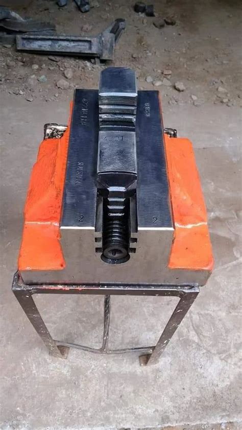 Pipe Vice Cast Iron Heavy Duty Reversible Faceplate Jaws At Rs 3000