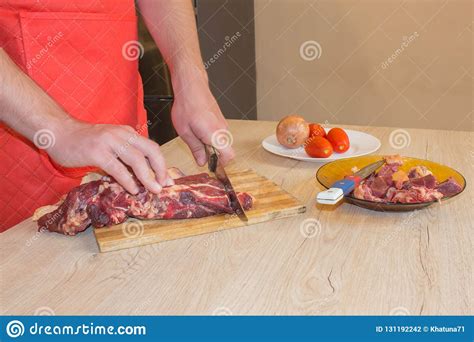 Carne Del Corte Del Carnicero En Cocina Hombre En La Cocina Que Corta