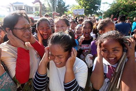 Yolanda Survivors Cry Shout Wait Cebu Daily News