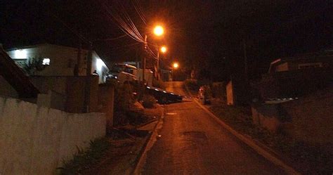 Bom Dia Piedade Caminhão sem freio quase invade casa e interdita rua