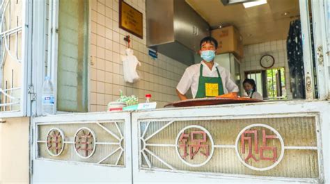 上海人就馋这一口！隐藏在市中心的宝藏锅贴店，6元一两超实惠！连老外也爱吃！腾讯新闻