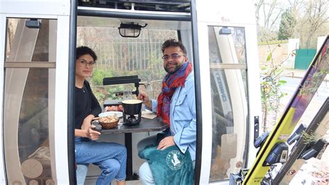 Deux T L Cabines Ont Atterri Sur La Terrasse De Ce Restaurant Seine