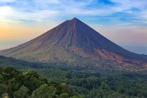 Ini 4 Fakta Menarik Gunung Inerie Yang Merupakan Puncak Tertinggi Di