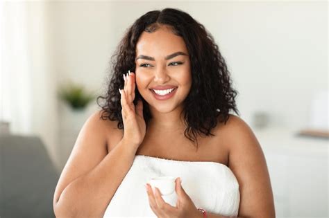 Feliz Senhora Negra Excesso De Peso Usando Creme Hidratante Facial