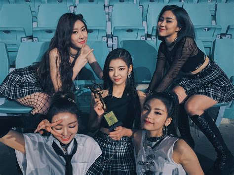 Itzy Won Rookie Of The Year At The Th Seoul Music Awards Watch