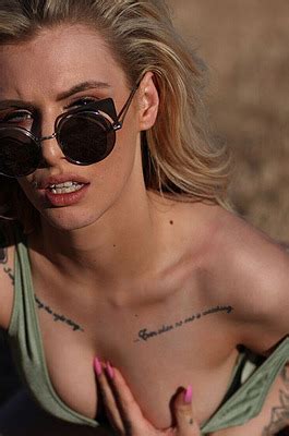 Saskia Valentine Outdoor Nude Tattooed Medium Tits