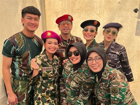 Berseragam Loreng Dan Baret Merah Potret Gagah Raffi Ahmad Pose Bareng