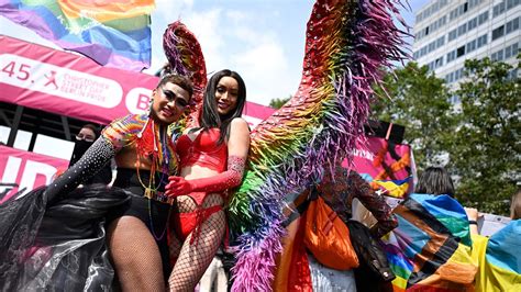 Hunderttausende Ziehen Am Christopher Street Day Durch Berlin Rbb24