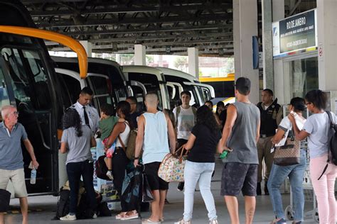 Páscoa movimenta aeroportos e terminais rodoviários pelo Brasil