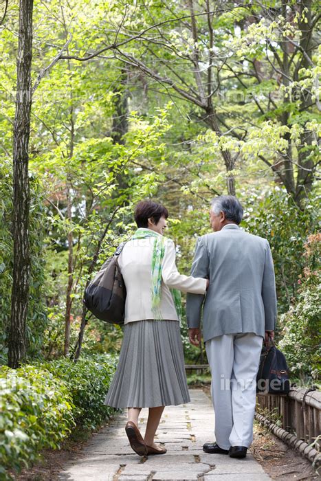 【旅行カバンを持って歩くシニア夫婦】の画像素材17307895 写真素材ならイメージナビ