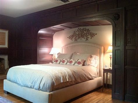 Tudor Style Bed Alcove Classique Chambre Cedar Rapids Par