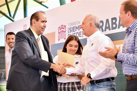 Rom N Alberto Cepeda Gonz Lez Entrega Techumbre En El Colegio Mano