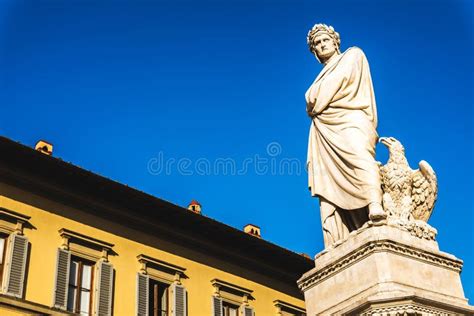 Statua Di Dante Alighieri Nel Quadrato Di Santa Croce A Firenze Alla