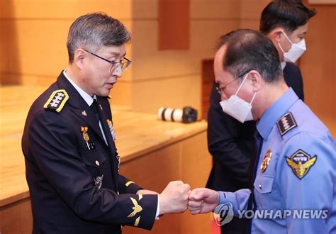 직원과 주먹 인사하는 김종욱 신임 해경청장 연합뉴스