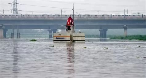 Yamuna swells further in Delhi, evacuation begins - Dynamite News