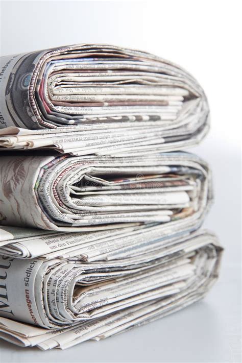 Газеты стоковое изображение. изображение насчитывающей стог - 35104185