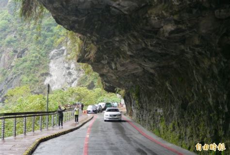 太魯閣燕子口落石 砸中疑似違停車 生活 自由時報電子報