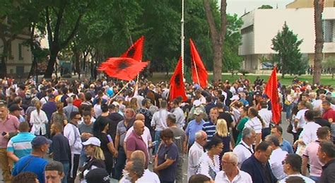 Fillon Protesta N Tiran Pas Shembjes S Teatrit I Bashkohet Edhe Basha