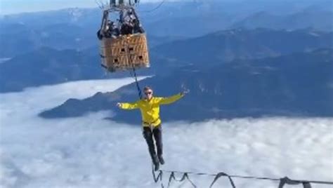 German Slackliners Set World Record Walking Between Hot Air Balloons At 25 Km Altitude Watch