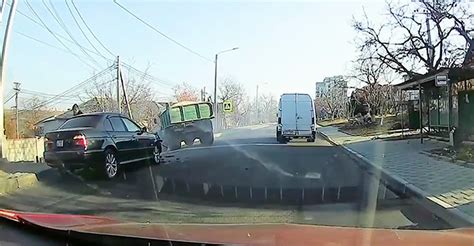 Video Un Accident Ntre Un Bmw I Un Camion Zil Surprins De O Camer