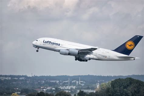 Hrt Ein Fluzeug Der Lufthansa Landete Aufgrund Einer St Rung Auf Dem