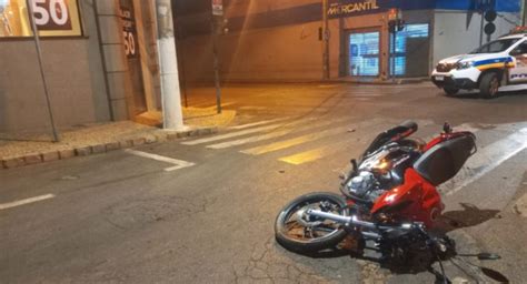 Motorista Foge Ap S Colidir Uma Moto No Centro De Patroc Nio Pm