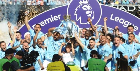 Manchester City soulève son trophée de champion