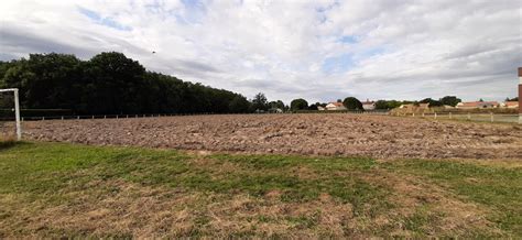 Cette Commune Laboure Son Terrain De Foot Pour Emp Cher Les Gens Du