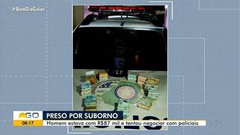 Homem é Preso Suspeito De Tentar Subornar Pms Com R 87 Mil Após Fugir