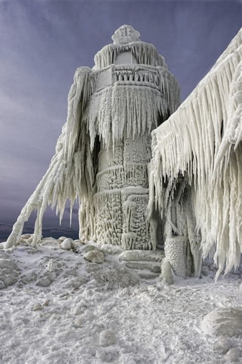 Beautiful Photos of Frozen Lighthouses on Lake Michigan (9 Photos ...