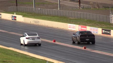 Dodge Challenger Srt Hellcat Challenges A Tesla Model In A Drag Race