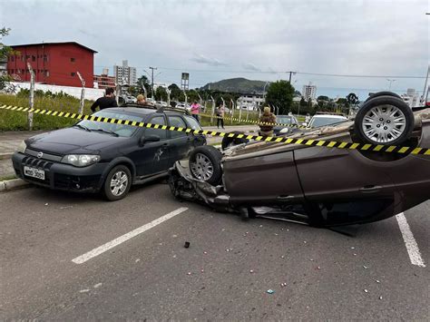 Motorista Capota Carro Nesta Segunda Feira Em Lages