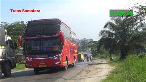 Bus Makmur Tronton Lintas Pagi Hari Area Jalan Lintas Pekanbaru Duri Km