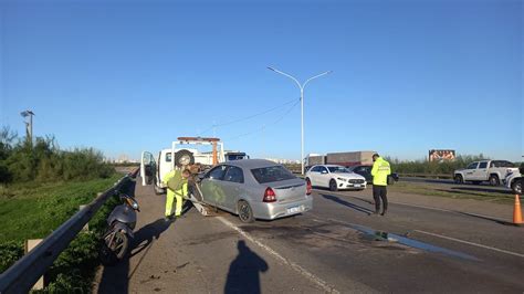 Un accidente entre dos autos y una moto generó un caos de tránsito en